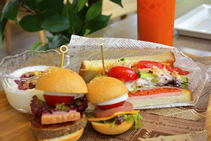 H́ABbWRestaurantCafe LaChicŁI