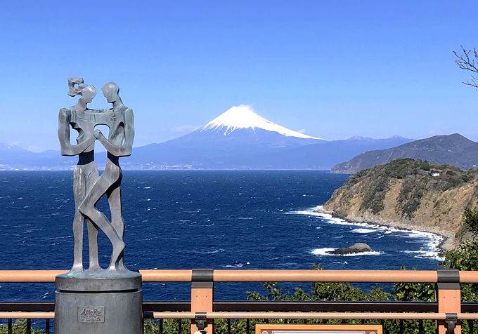 カップルに人気の「恋人岬」も有名な富士山ビュースポット！