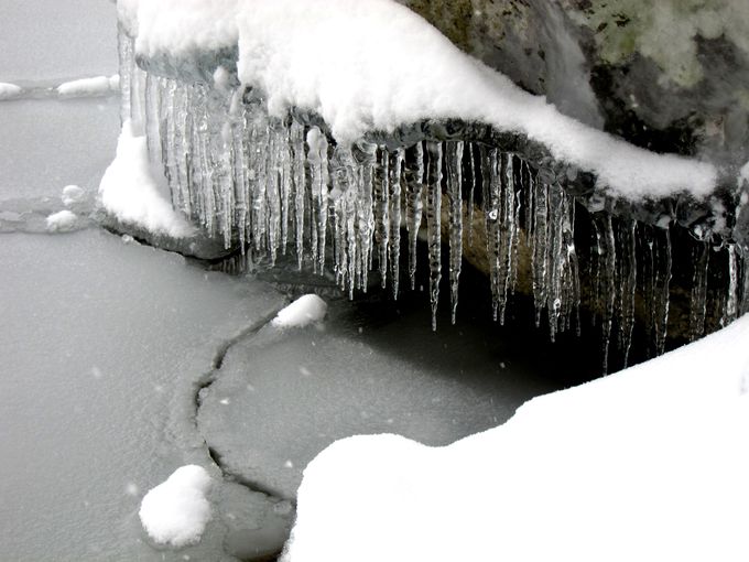 湖のしぶきまで凍る！十和田湖・しぶき氷