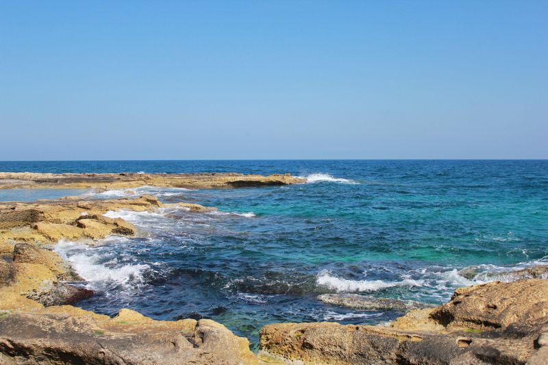 キラキラと輝く青の宝石！マルタ共和国「スリーマ」の海岸線