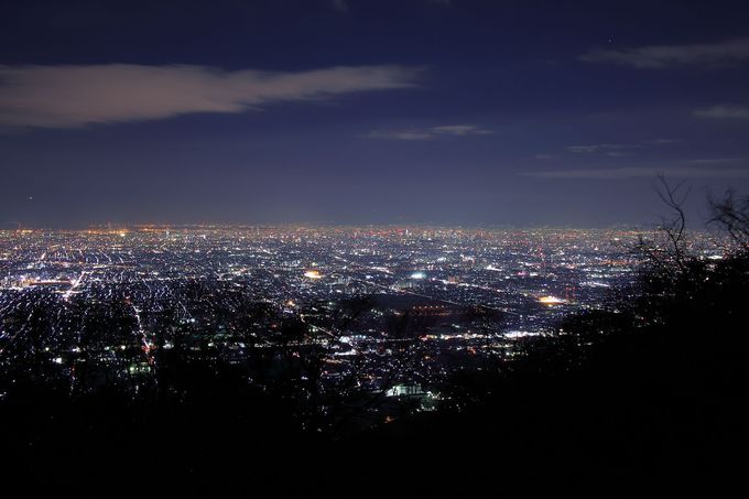 周辺の暗さが大阪平野の夜景の光量を引き立てる「十三峠」