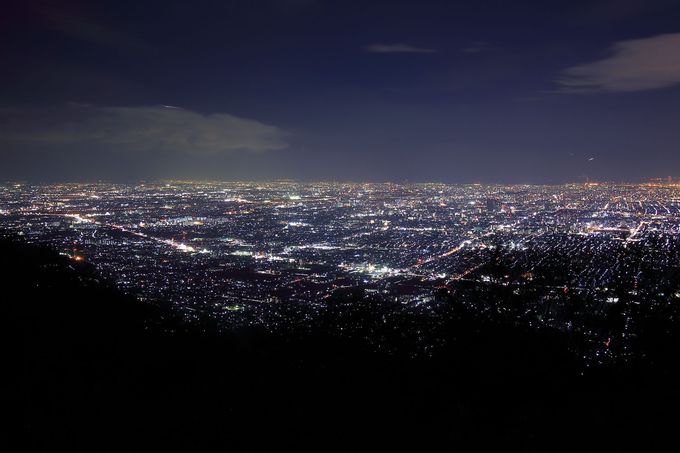 周辺の暗さが大阪平野の夜景の光量を引き立てる「十三峠」