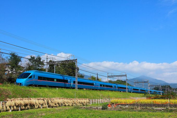 大山と青空を背景に、築堤を走りゆく列車が絵になるポイント