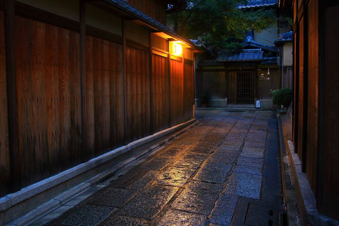 雨天だからといって京都旅行は諦めるな！雨の夜の「石塀小路」の魅力！