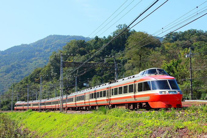 周辺の緑の山に囲まれた小さな踏切前から、新宿へ向かう列車を撮る！