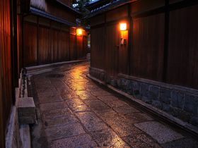 和の風情を身体全体で感じよう！京都八坂に位置する「石塀小路」