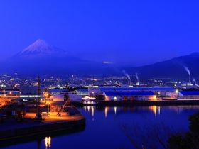 富士山と工場夜景を一望！静岡県「富士と港が見える公園」