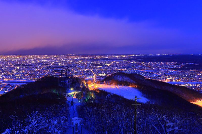 白銀のパノラマ夜景に大感動！北海道「藻岩山」から見る札幌市街