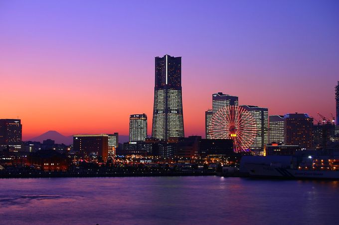 「横浜ワールドポーターズ」、「臨港線プロムナード」、「大桟橋客船ターミナル屋上」の俯瞰型夜景