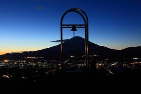 �x�m�R�̐^���𗬂��V�̐��i�ɑ労���I�É��u�������v�t�߂̋L���T���l�C��