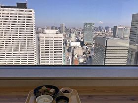 東京都庁の職員食堂で名物ランチと絶景を楽しもう！