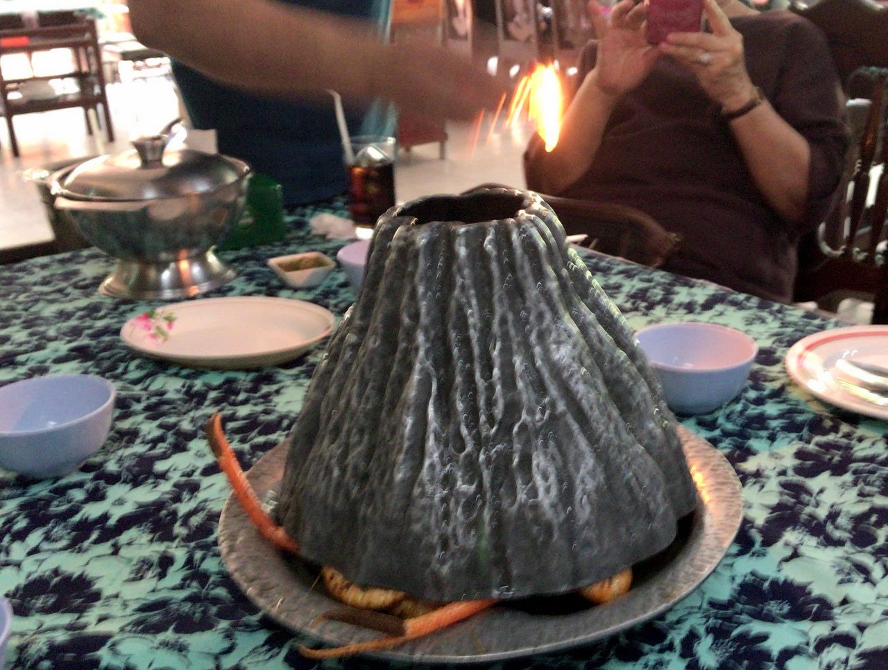 豪快に燃え上がる火山と海老たちの饗宴がはじまる！
