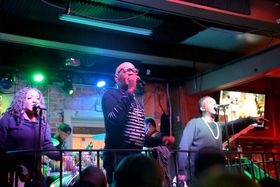 �j���[�I�[�����Y�u�o�[�{���X�g���[�g�v�͖��ӂ��Ղ葛���̃��C�u�V���I�̋L���T���l�C��