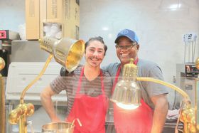 �A�����J�ň������ƒ�̖��͂������H�i�b�V���r���u�A�[�m���h�v�̋L���T���l�C��