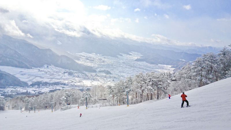 長野「よませ温泉スキー場」抜群の滑り応えと絶景に溜息