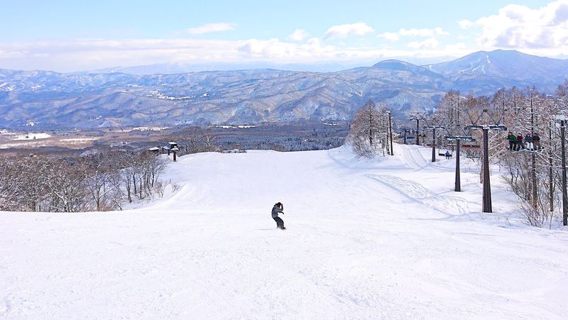 新潟「赤倉温泉スキー場」たっぷりな天然雪が創る大型ゲレンデ