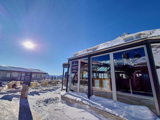 スキー客と一般観光客で賑わうレストラン