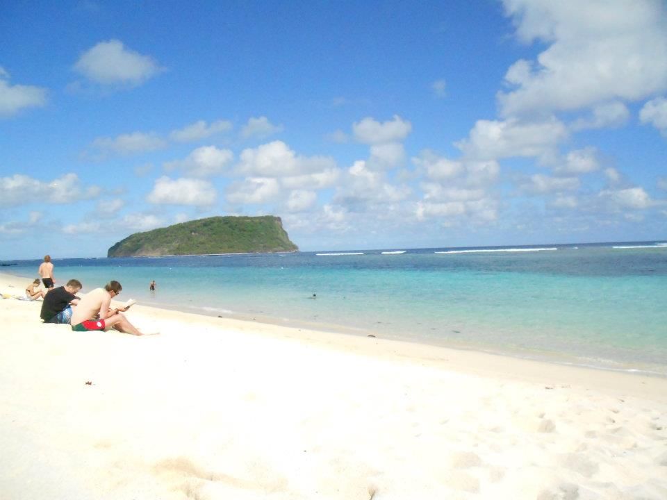 サモア定番の「ラロマヌ・ビーチ」！美しいファレの並ぶ砂浜でのんびりバカンス