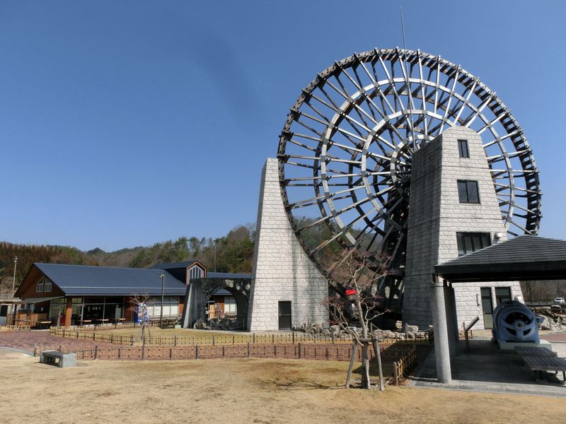 日本一大きな木製水車はダム水没地域の歴史