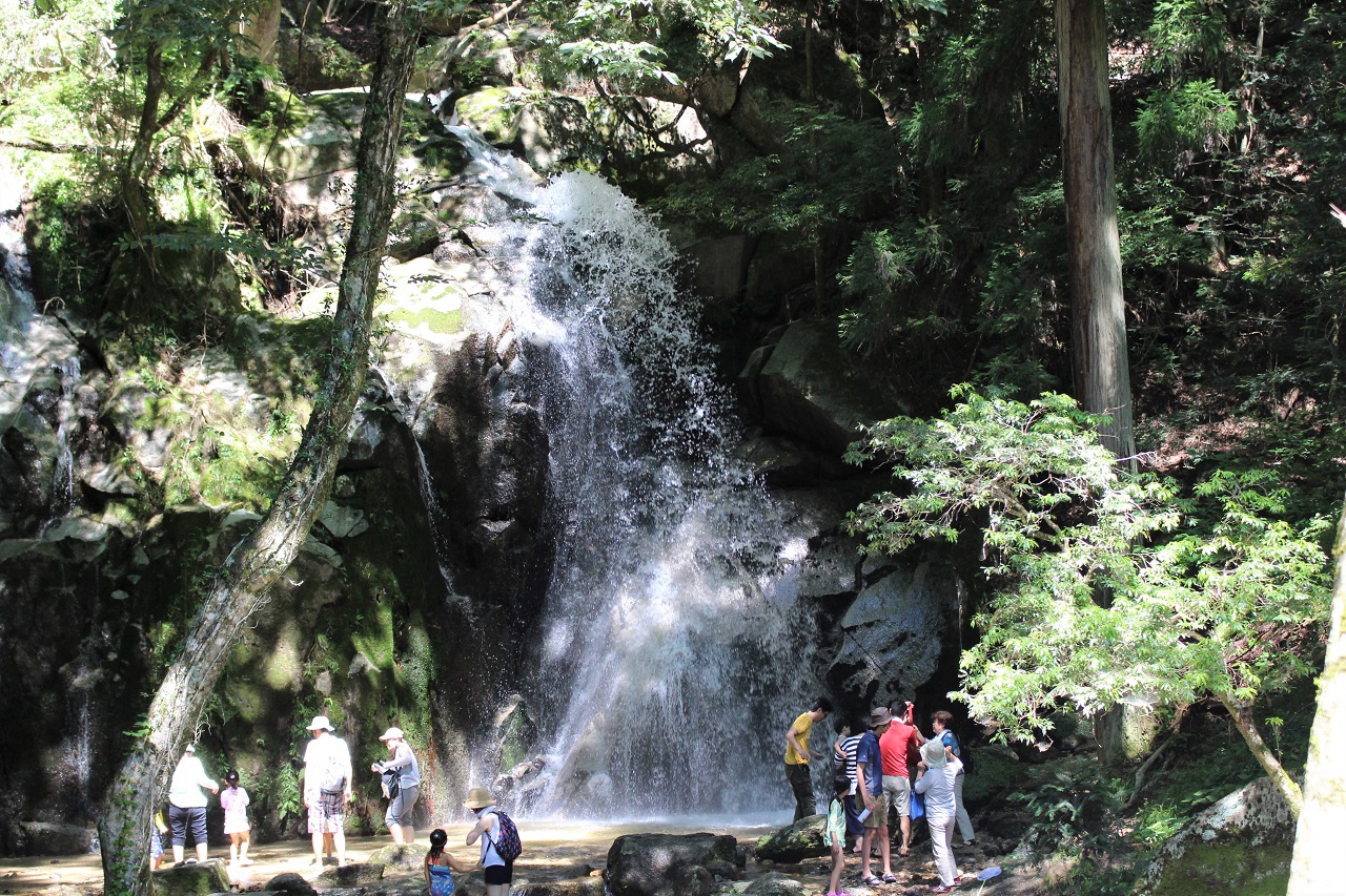 「寿老の滝」に打たれて楽しく水遊び！岐阜県恵那市の秘境滝へ