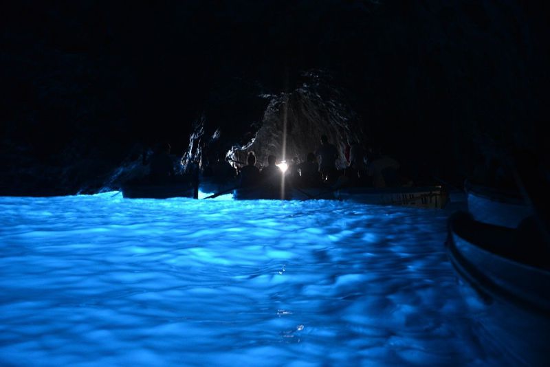 この世の楽園！イタリア・カプリ島「青の洞窟」は大感動間違いなし
