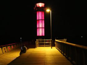 幻想的な総ガラス張りの赤灯台は必見！「サンポート高松」ウォーターフロントを散策
