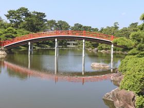 月を招く朱塗りの橋が美しい庭園！丸亀市「中津万象園」