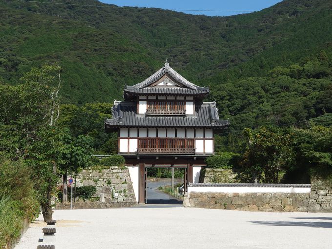 対馬藩の居城「金石城」櫓門と復活した庭園