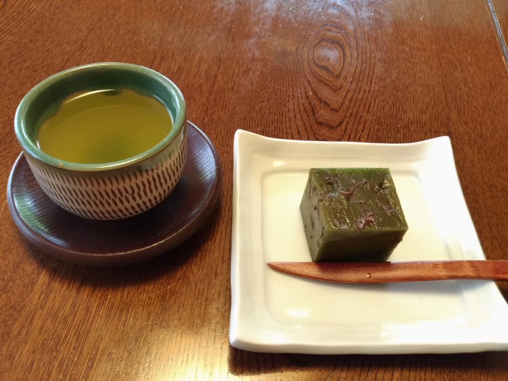 ウェルカム茶菓子でさっそく癒される旅館「御宿 友喜美荘」