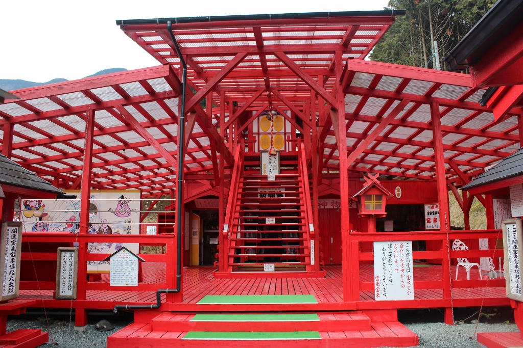 阿蘇五岳を背景にするパワースポット「宝来宝来神社」