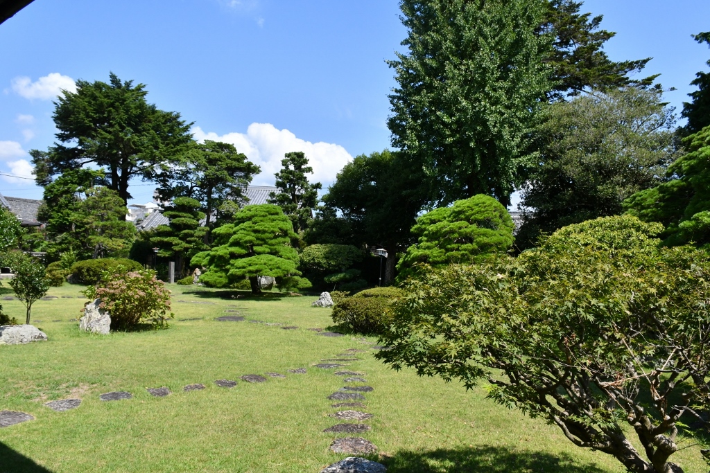 格式ある稲葉家下屋敷で日本庭園を愛でる