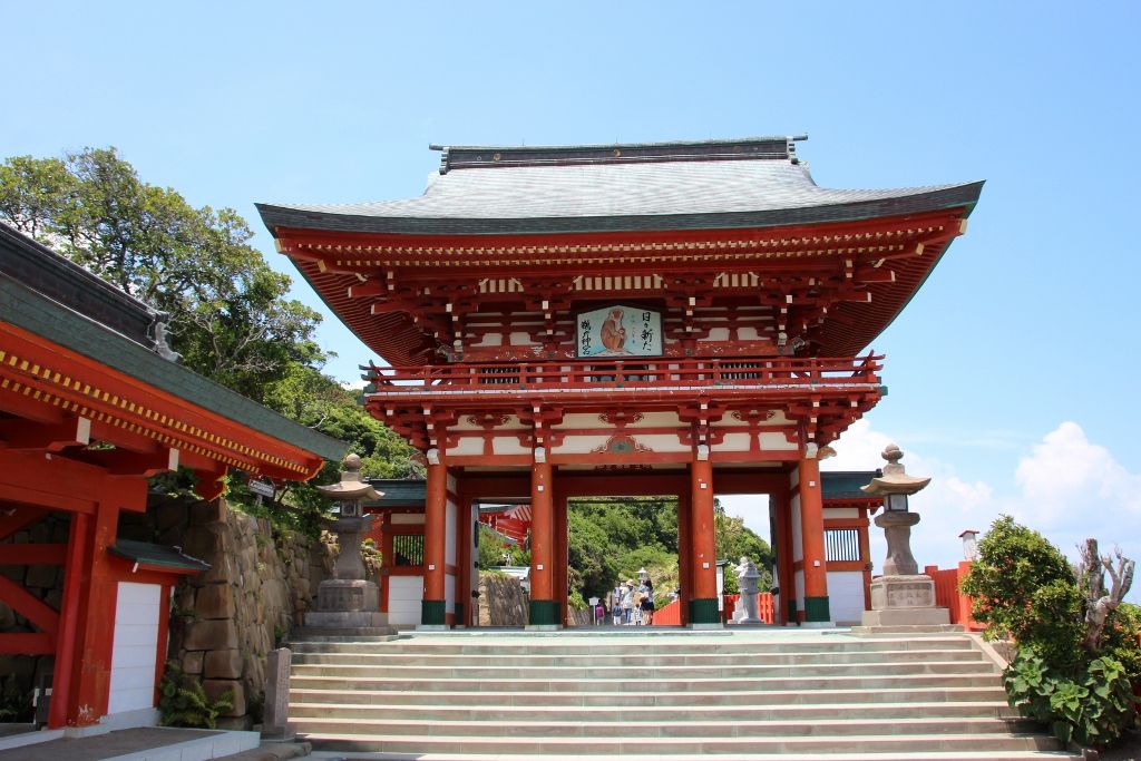 青空を背景に赤く浮かび上がる楼門が美しい「鵜戸神宮」