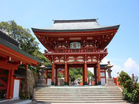 “運玉”で願いを叶えよう！宮崎県「鵜戸神宮」〜岸壁に建つ鮮やかな朱色の神社〜