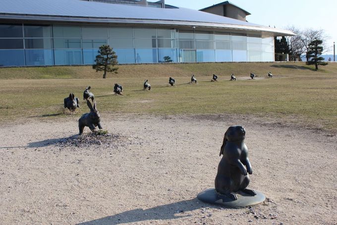 「縁結びの兔」がいる島根県立美術館