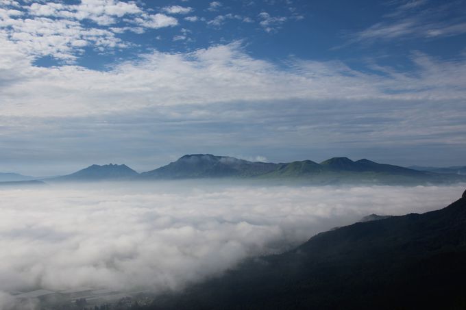 ２．大雲海に浮かぶ涅槃像！神々しい阿蘇五岳を一望する絶景「大観峰」（熊本県）