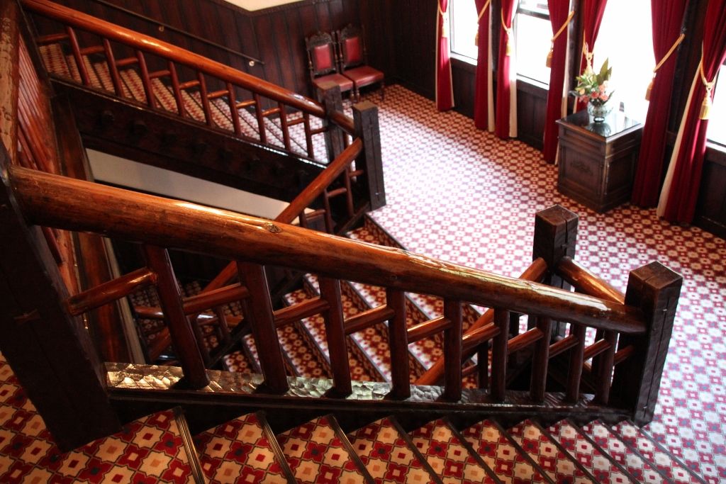 多くの宿泊客が利用したノスタルジックな階段