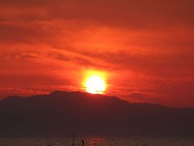 日本一の足湯 雲仙市小浜温泉「ほっとふっと105」周辺は夕日もグルメも楽しめる観光スポット