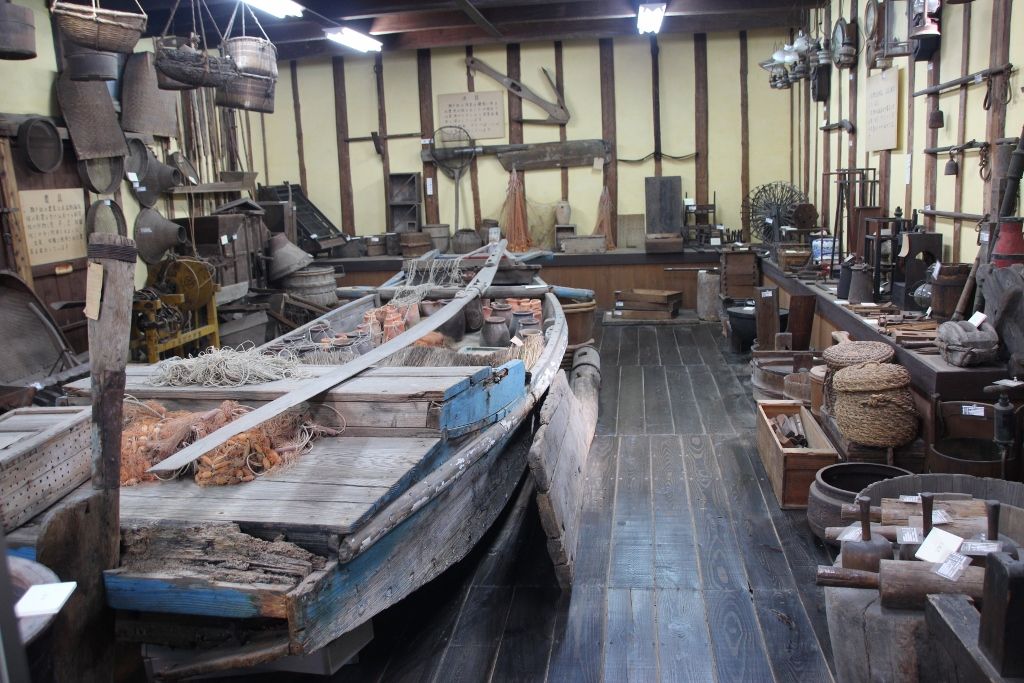 瀬戸田町に建つ旧塩倉を利用した瀬戸田町歴史民俗資料館