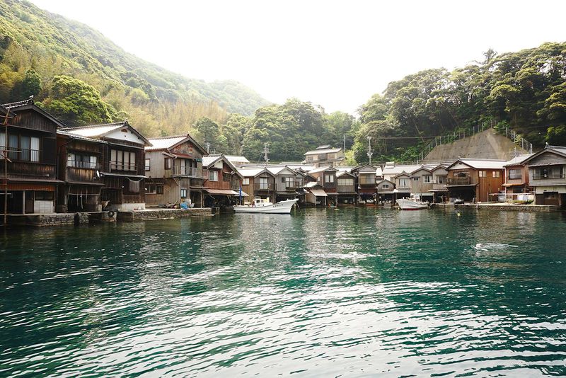 海の京都・丹後半島伊根湾の静かな入り江に浮かぶ「舟屋」に泊まろう