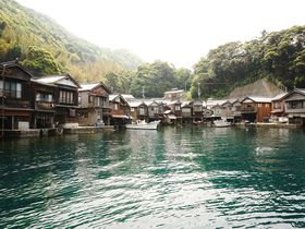 海の京都・丹後半島伊根湾の静かな入り江に浮かぶ「舟屋」に泊まろう