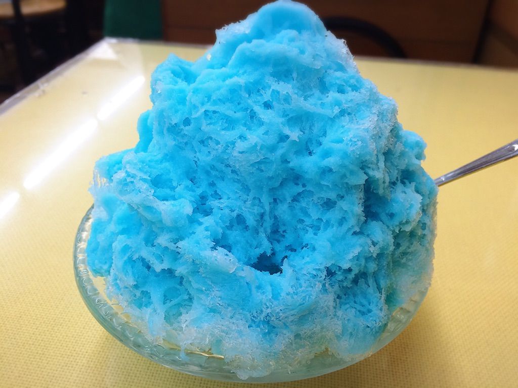 青いのに蜂蜜ミルク味!?熊本のソウルスイーツ蜂楽饅頭の「コバルトアイス」