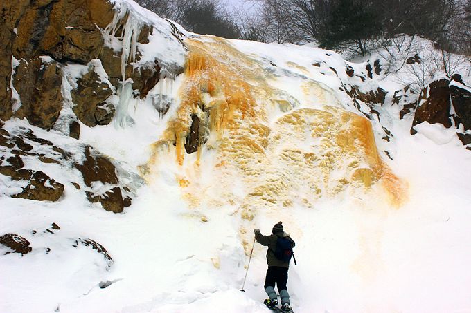 黄金の凍れる滝！スノーシュートレッキングで裏磐梯の奇観「イエローフォール」へ