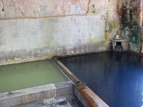 塩原温泉郷「大出館」(栃木)は黒い濁り湯と五色の湯が魅力！