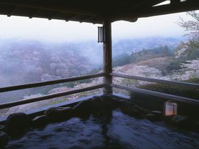 「湯元 宝の家」は露天風呂から奈良・吉野の千本桜を一望