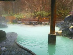 岩手「松川温泉 松川荘」の濁り湯が美しい混浴露天風呂