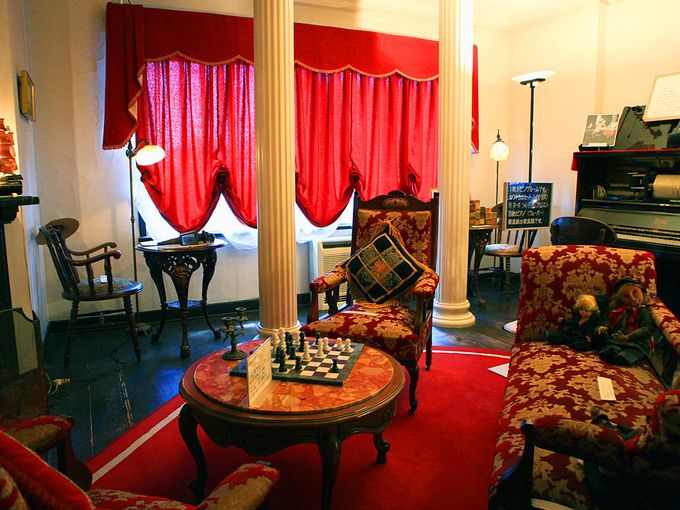 ヨーロッパ家具に囲まれたリビングルームとレトロな自動演奏ピアノ