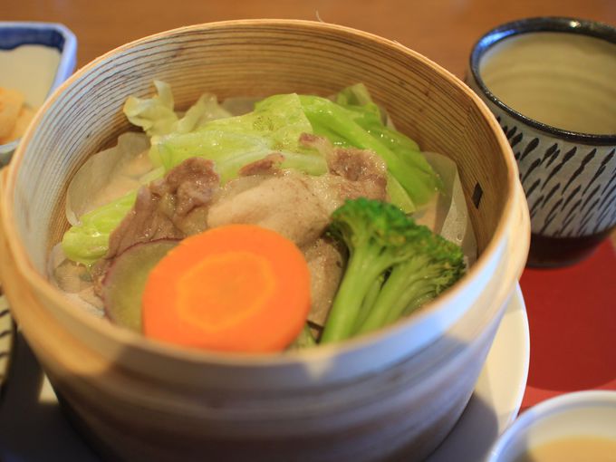 岡本屋で味わう地魚や地獄蒸し