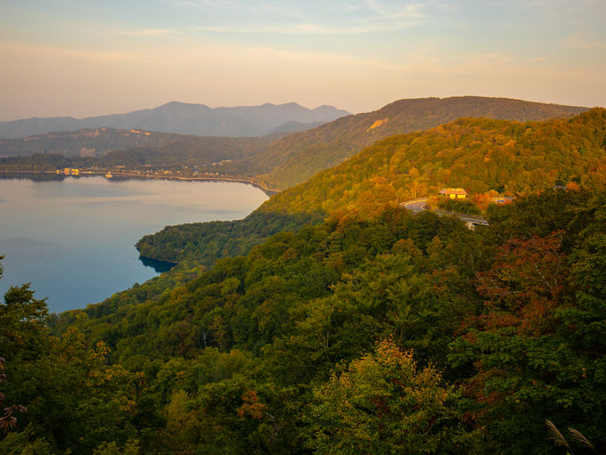 1日目夜～2日目午前：神秘的な十和田湖の紅葉を楽しむ