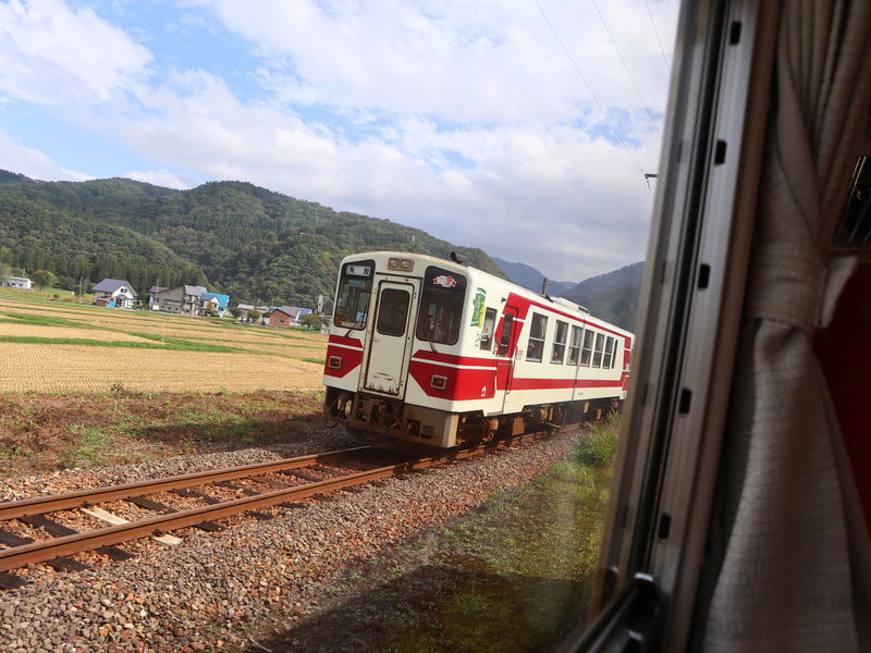 秋田内陸線のカラフル可愛い列車