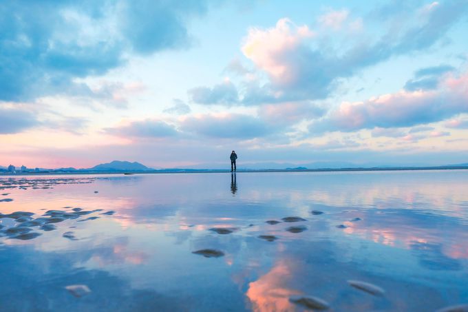 福岡県でウユニ塩湖のように鏡面写真が撮れる「かがみの海」